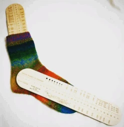 Sockenlineal - Holzlineal Mit Sockentabelle & Nadelmaß Für 4-fach Oder 6-fach Stricksocken - Tanja Steinbach / AGIANI Design Stricklineal