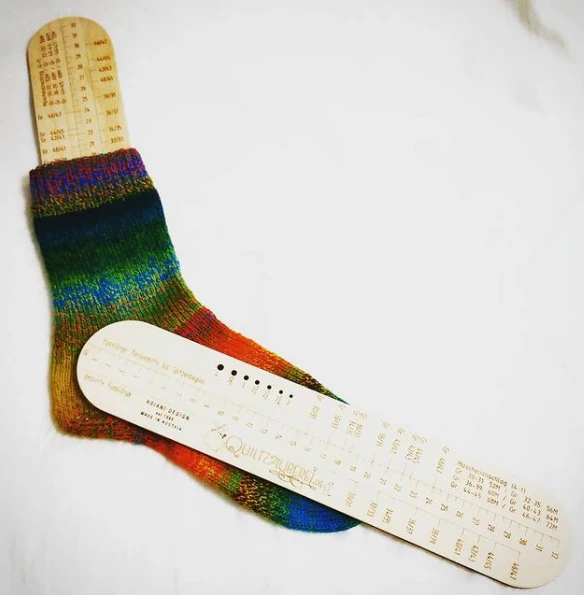 Sockenlineal - Holzlineal Mit Sockentabelle & Nadelmaß Für 4-fach Oder 6-fach Stricksocken - Tanja Steinbach / AGIANI Design Stricklineal